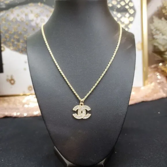 Repurposed Charm On 21" Unbranded Chain - Picture 4 of 6